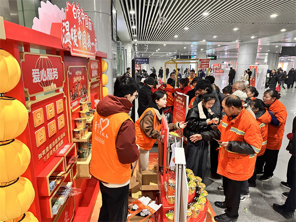 “站小青”志愿者為旅客答疑。主辦方供圖