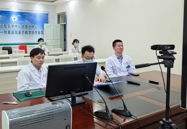 渝哈兩地MDT會(huì)診，援疆專家程瑤、李醇文和當(dāng)?shù)蒯t(yī)護(hù)人員在哈密市中心醫(yī)院向重醫(yī)附二院專家匯報(bào)病史并聽取專家意見。重醫(yī)附二院供圖