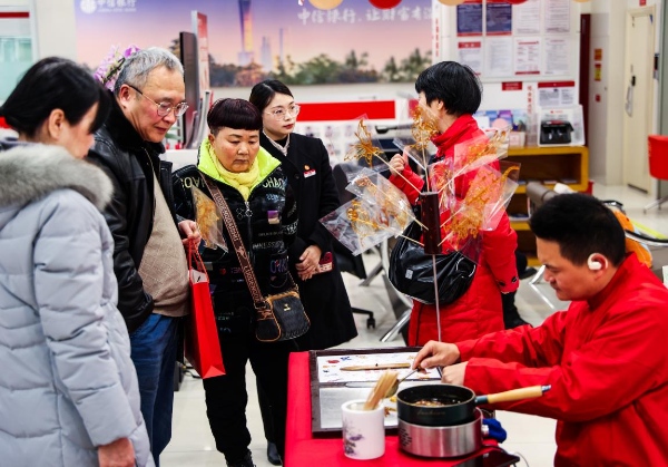 中信銀行重慶分行開展新春畫糖畫主題活動(dòng)。中信銀行重慶分行供圖