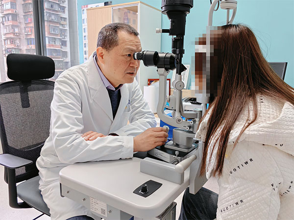 范光忠為患者檢查視力情況。重慶普瑞眼科醫(yī)院供圖