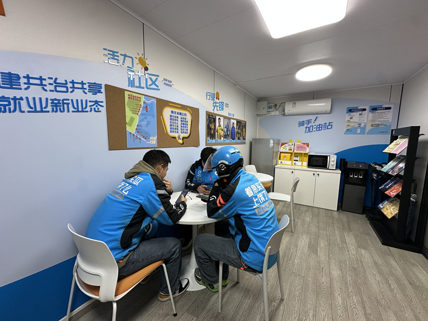 周明洋、熊濤、薛邏在商量旅行計(jì)劃。黃亞輝攝