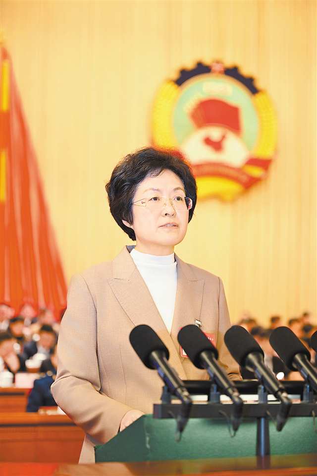    1月18日，重慶市人民大禮堂，市政協(xié)六屆三次會(huì)議開(kāi)幕。市政協(xié)主席程麗華向大會(huì)作工作報(bào)告。記者 謝智強(qiáng) 李雨恒 攝/視覺(jué)重慶