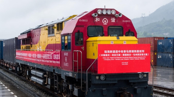 滿載40個(gè)標(biāo)準(zhǔn)集裝箱化工原料的陸海新通道跨境鐵路班列，從重慶樞紐港產(chǎn)業(yè)園（重慶江津小南埡站）鳴笛啟程。江津區(qū)委宣傳部供圖