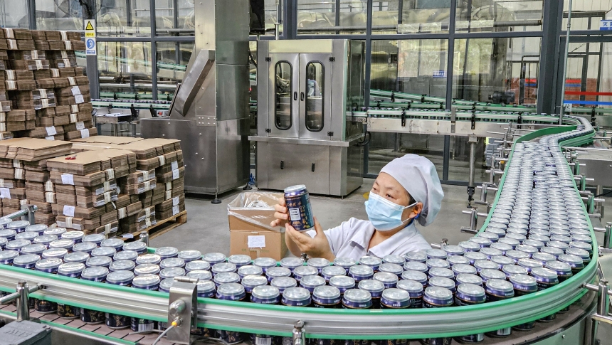 不老泉山泉水生產線。彭水縣委宣傳部供圖