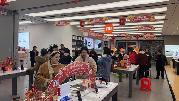 市民挑選、購買數(shù)碼產(chǎn)品。重慶市商務(wù)委員會(huì)供圖