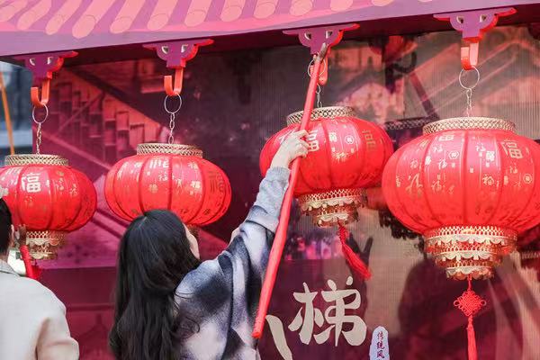 重慶十八梯傳統(tǒng)風(fēng)貌區(qū)打燈籠。重慶十八梯傳統(tǒng)風(fēng)貌區(qū)供圖