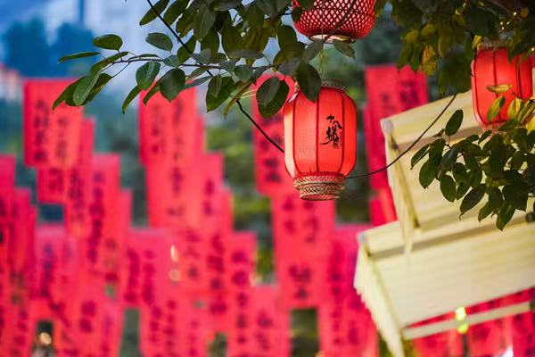 重慶十八梯傳統(tǒng)風(fēng)貌區(qū)打燈籠。重慶十八梯傳統(tǒng)風(fēng)貌區(qū)供圖