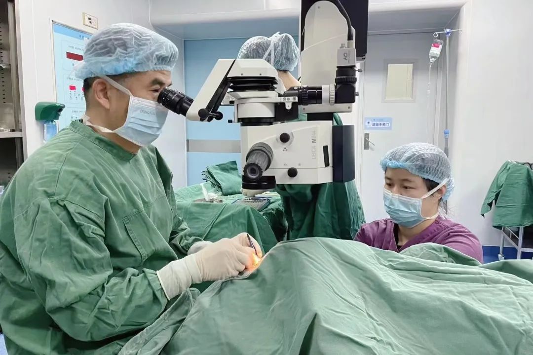 安曉巨為患者進行手術(shù)。重慶華廈眼科醫(yī)院供圖