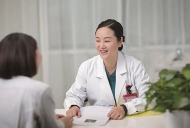 曾品鴻看診現(xiàn)場。重慶北部婦產(chǎn)醫(yī)院供圖