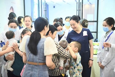 試管家庭帶新生寶寶返院活動(dòng)現(xiàn)場。重慶北部婦產(chǎn)醫(yī)院供圖