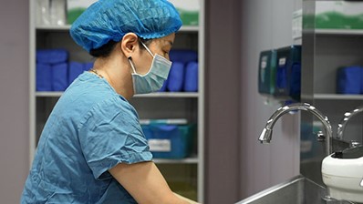 曾品鴻做術(shù)前準(zhǔn)備。重慶北部婦產(chǎn)醫(yī)院供圖