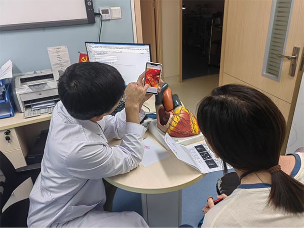 曹躍豐在門診為患者家屬講解患者情況。重慶康心醫(yī)院供稿