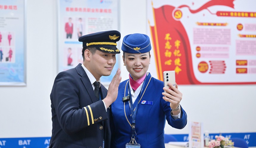 航前準(zhǔn)備工作前，許航和楊曌抽空給孩子打視頻電話。鄒樂攝