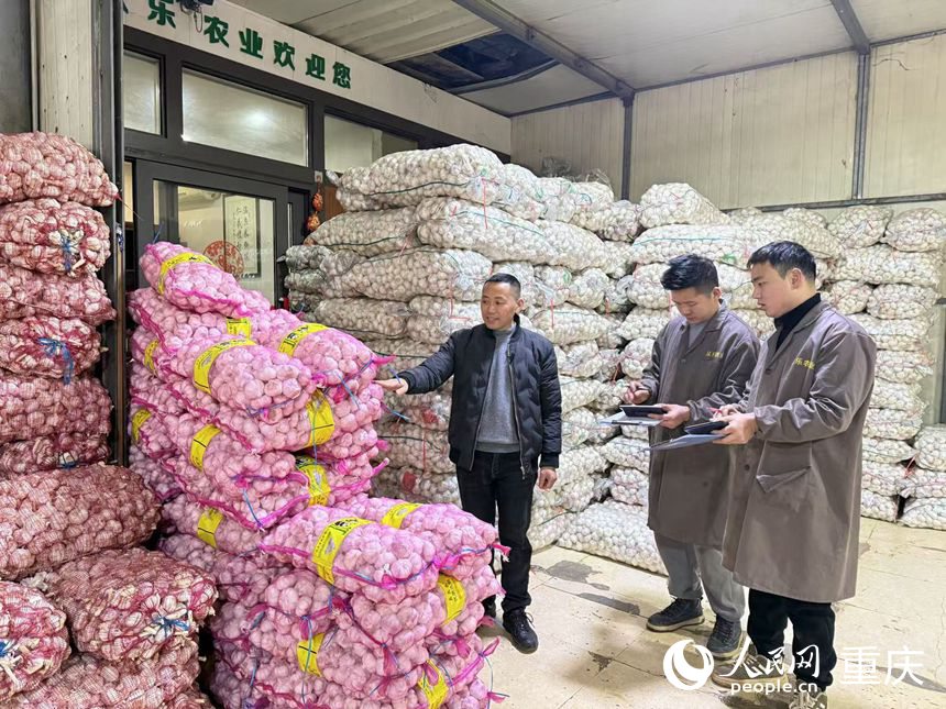 倪昔武和店員在清點(diǎn)庫(kù)存。人民網(wǎng)記者 胡虹攝