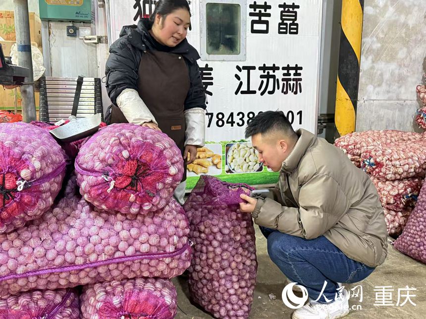 采購(gòu)商來(lái)倪昔武店里詢(xún)價(jià)看貨。人民網(wǎng)記者 胡虹攝