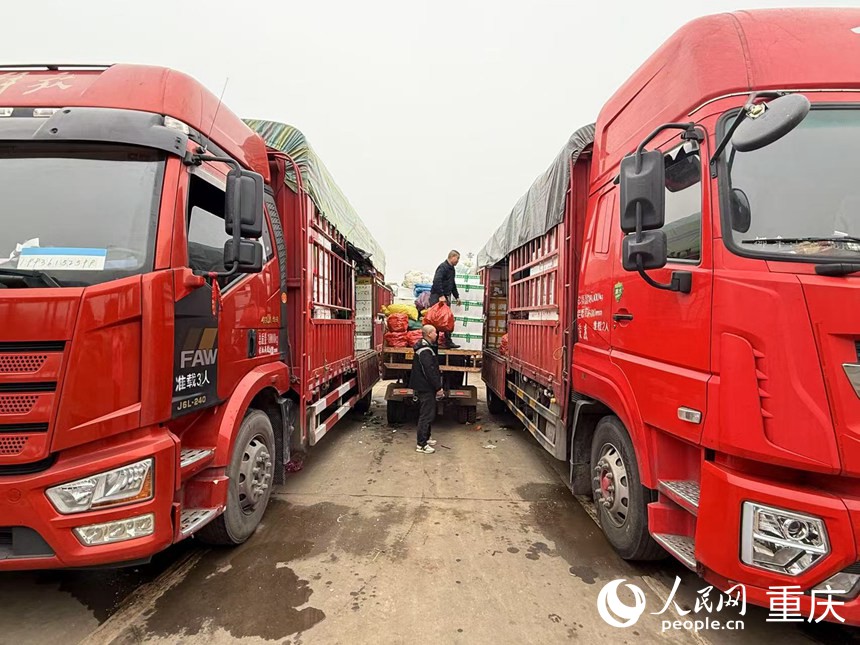 劉長(zhǎng)云正在搬運(yùn)貨物。人民網(wǎng)記者 胡虹攝