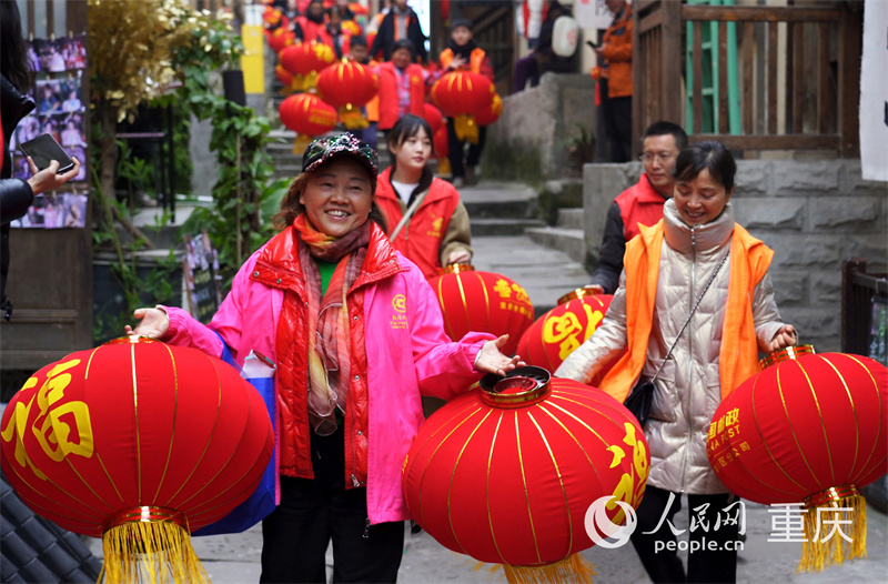 志愿者們在黃葛古道敦厚坡老街掛燈籠。人民網(wǎng)記者 劉祎攝