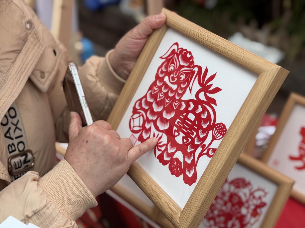 袁誼介紹自己的剪紙作品。黃亞輝攝