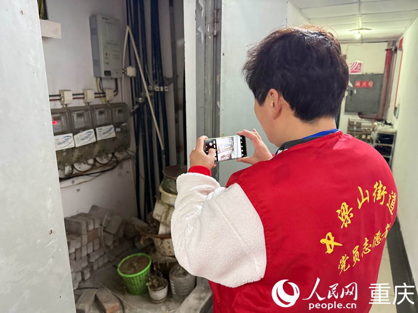 巡查過程中文登群會(huì)拍下需要整改的問題。人民網(wǎng)記者 胡虹攝