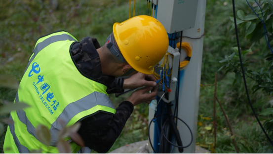 工作人員對(duì)設(shè)備進(jìn)行巡檢。重慶電信供圖