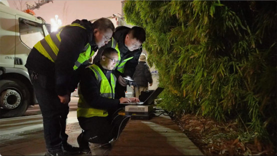 工作人員在通訊保障一線。重慶電信供圖