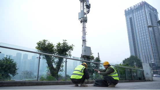 工作人員對(duì)設(shè)備進(jìn)行巡檢。重慶電信供圖