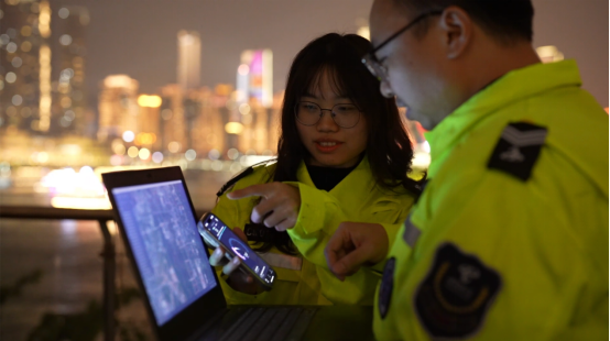 工作人員在通訊保障一線。重慶電信供圖