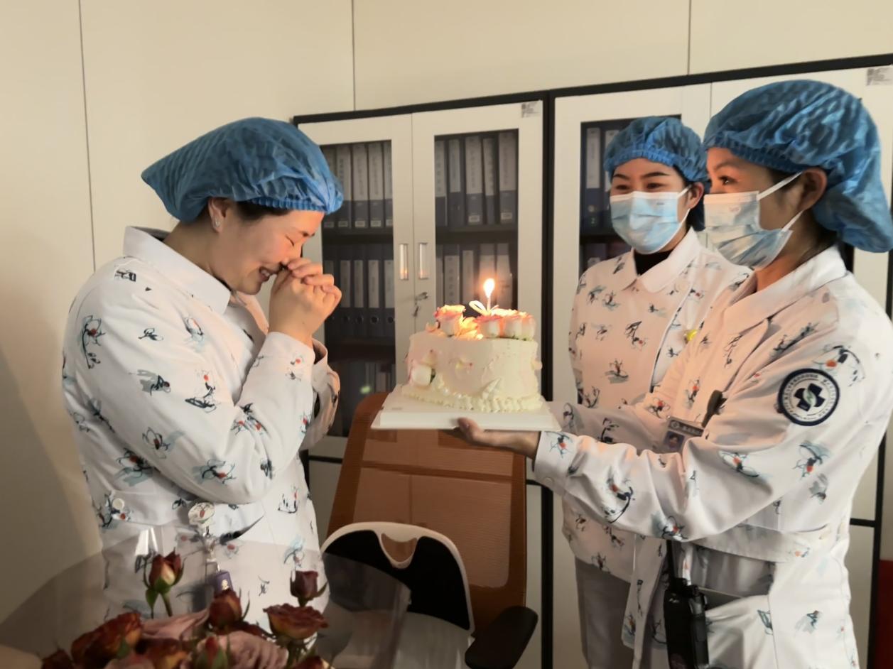 值班同事為馬曉麗（左一）送上生日祝福。受訪者供圖