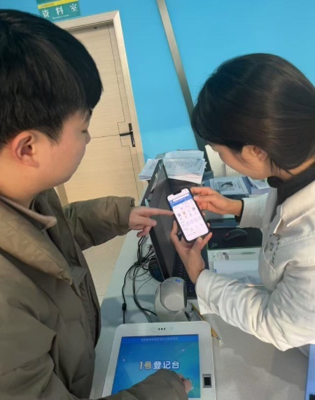 醫(yī)護(hù)人員指導(dǎo)患者操作。重慶農(nóng)商行供圖