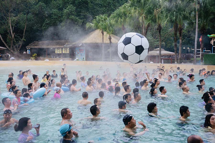 市民在統(tǒng)景溫泉?dú)g樂(lè)游玩。渝北區(qū)商務(wù)委供圖