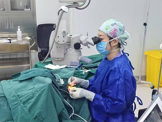 手術(shù)現(xiàn)場。重慶南坪愛爾眼科醫(yī)院供圖