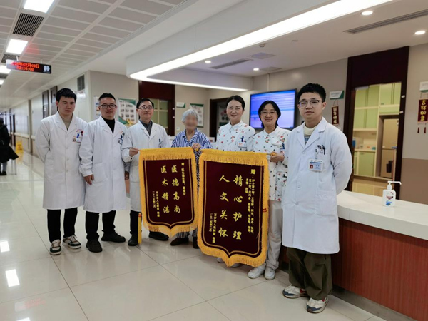 患者出院時與醫(yī)護人員的合影。重慶醫(yī)科大學附屬第二醫(yī)院供圖