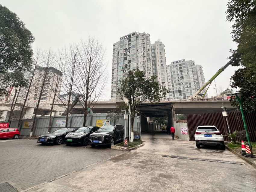 果塘路站位于青河苑小區(qū)中庭內(nèi)部道路下方，車站規(guī)劃的3個(gè)出入口建筑體將永久占用小區(qū)用地。周小平攝