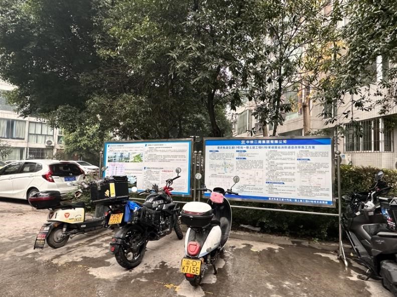 小區(qū)公示欄張貼著果塘路站信息及施工道路導(dǎo)改方案公告。周小平攝