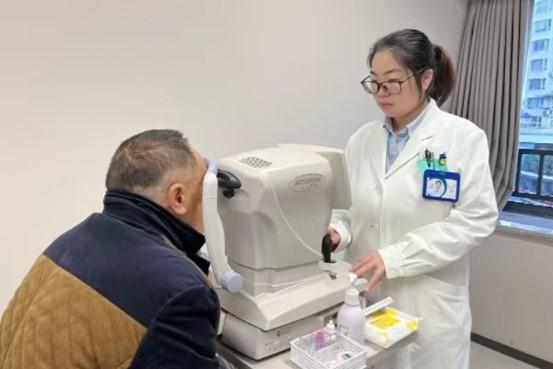 醫(yī)生為患者檢查眼部情況。重慶普瑞眼科醫(yī)院供圖