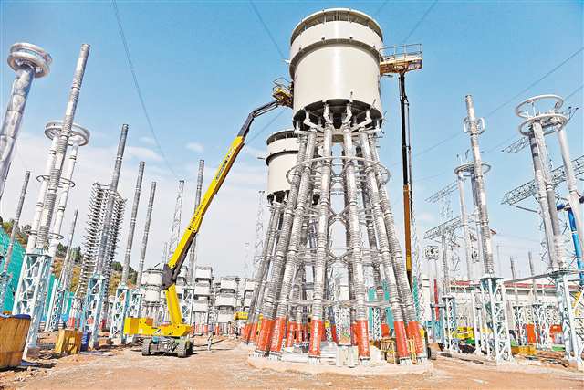 二月十日，作業(yè)人員在渝北換流站直流場安裝各種設(shè)施。通訊員 游紹斌 攝\視覺重慶