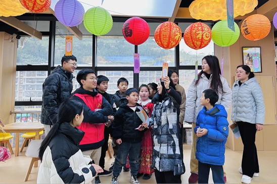 猜燈謎活動現(xiàn)場。程奕茹攝