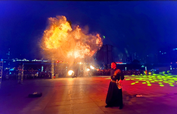 川劇吐火。王新蓮攝