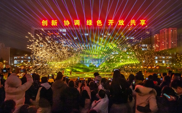 打鐵花表演。張春連攝