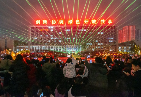 燈光秀。張春連攝