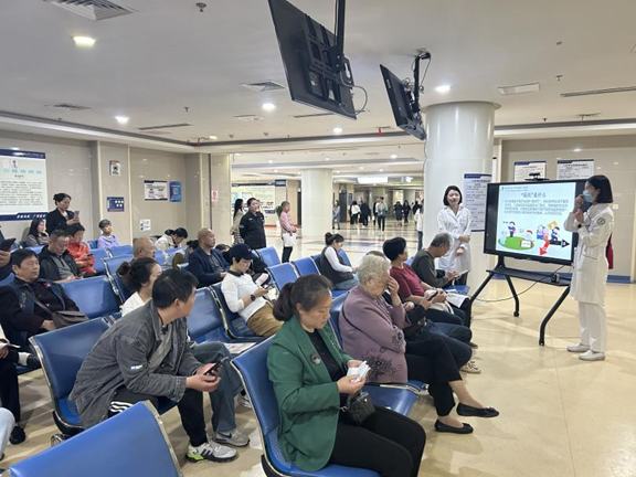 掛號候診區(qū)現(xiàn)場科普。重慶醫(yī)科大學附屬第三醫(yī)院（方大醫(yī)院）供圖