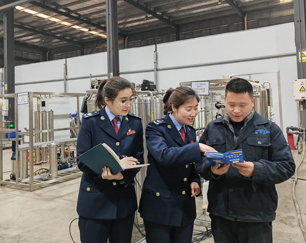 高新區(qū)稅務(wù)人員走訪重慶摩爾水處理設(shè)備有限公司，了解生產(chǎn)經(jīng)營(yíng)情況和新產(chǎn)品研發(fā)進(jìn)度，宣傳稅費(fèi)政策并提示提醒涉稅風(fēng)險(xiǎn)事項(xiàng)。重慶市稅務(wù)局供圖