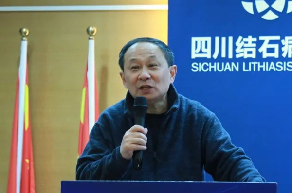 重慶松山醫(yī)院膽結(jié)石中心主任密雷上臺(tái)巡講。重慶松山醫(yī)院供圖