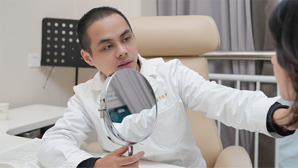 茍磊為求美者進(jìn)行面診。重慶星榮整形外科醫(yī)院供圖