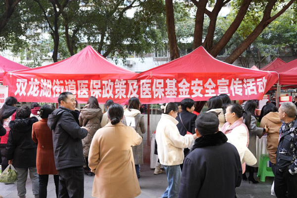 現(xiàn)場還設(shè)置了政策宣傳專區(qū)，幫助求職者了解政策。主辦方供圖