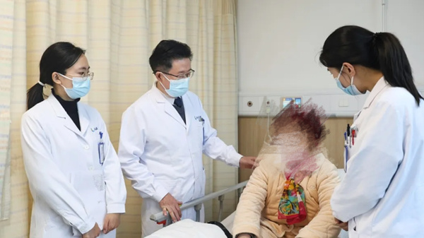 李紅（左二）每天帶領(lǐng)團隊深入病房開展例行查房。重慶西區(qū)醫(yī)院供圖