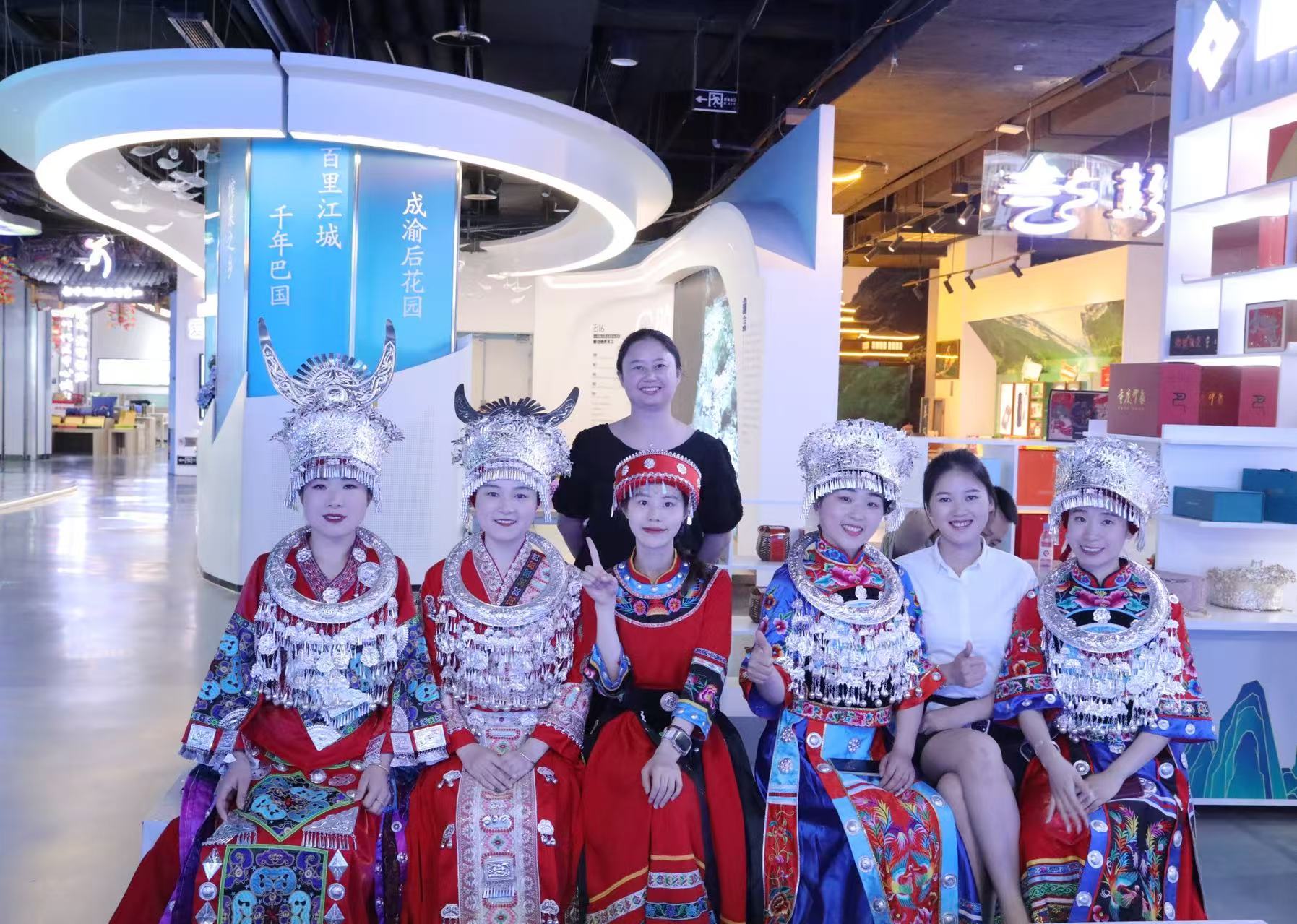 張堯（后）帶領(lǐng)阿依河、烏江畫廊景區(qū)講解員參加導(dǎo)游詞講解比賽。受訪者供圖