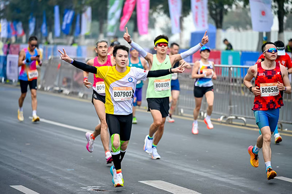 2025重慶馬拉松在南濱路激情開(kāi)跑。主辦方供圖