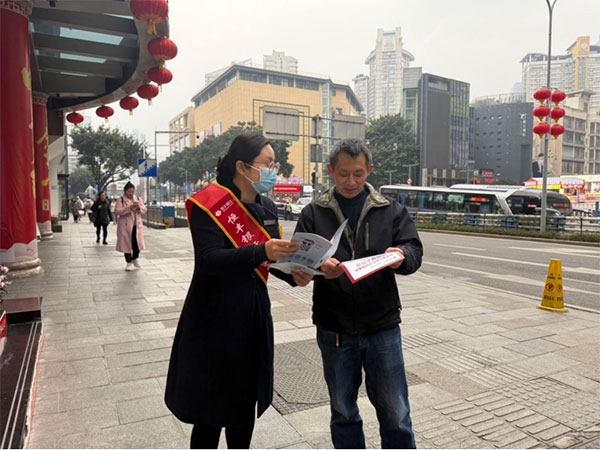 幫助老年群眾辨別電信網(wǎng)絡(luò)詐騙。恒豐銀行重慶分行供圖