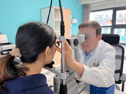 謝漢平為患者檢查眼部情況。重慶普瑞眼科醫(yī)院供圖